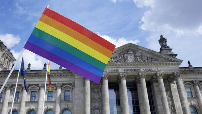 LGBT ZASTAVA NA BUNDESTAGU: Njemačka babilonskim stopama