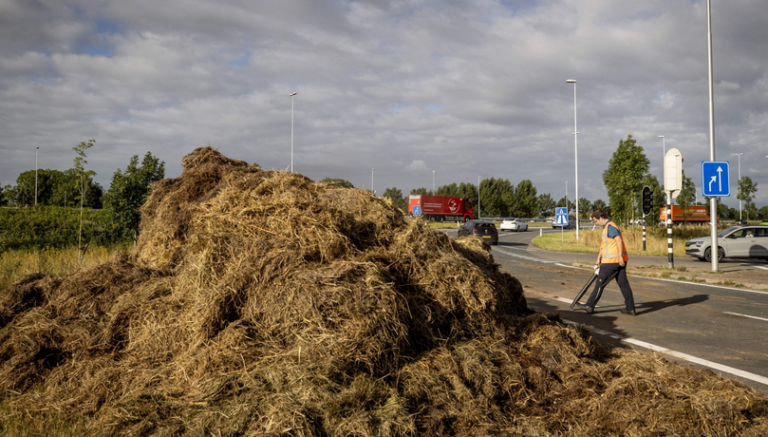 Nizozemski farmeri blokiraju autoceste gnojivom i spaljivanjem sijena u znak protesta protiv globalističke klimatske agende