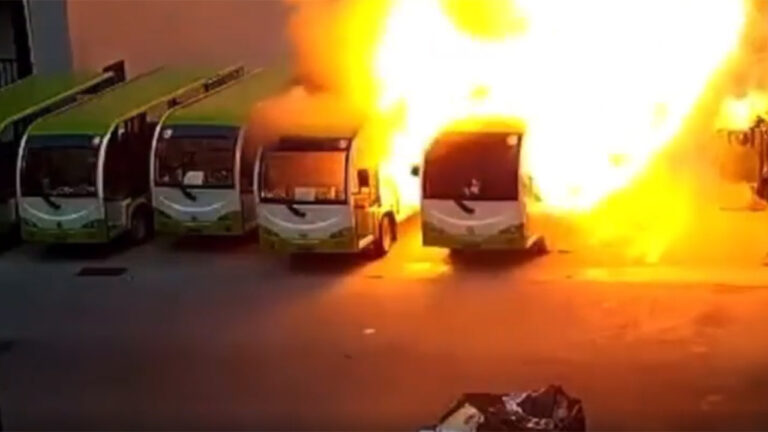 Električni autobus se iznenada zapalio i izgorio u djeliću sekunde?!