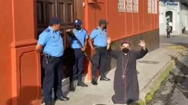 Biskup Rolando Jose Álvarez u Nikaragvi blagoslivlja policajce koji ga progone