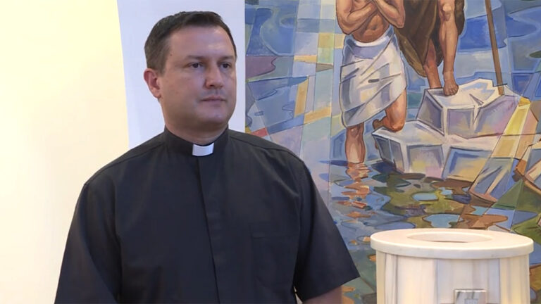 Apsolutna podrška svećeniku koji nije želio krstiti dijete lezbijskog para