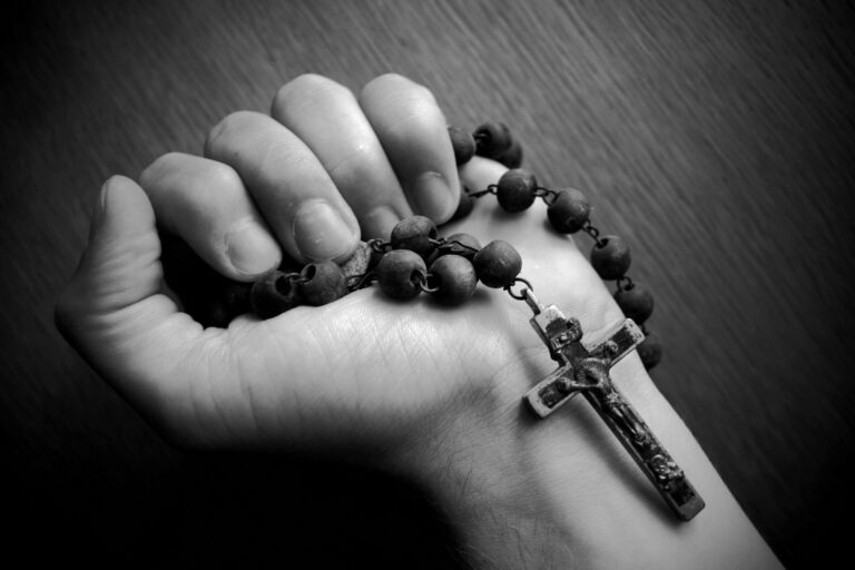Benedikt XVI. o molitvi krunice: Pomaže više ljubiti Krista i vjernije ga slijediti