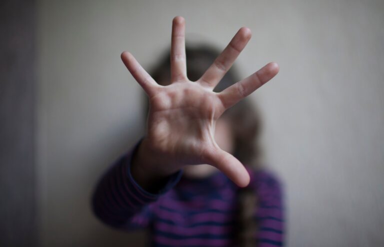 Znanstveni časopis objavio članak u kojem se promiče pedofilija