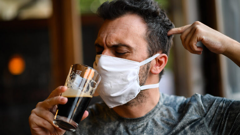 AUSTRIJA: Smiju s maskom na licu otići u restorane ili kafiće, ali tamo ne smiju ništa jesti niti piti?!