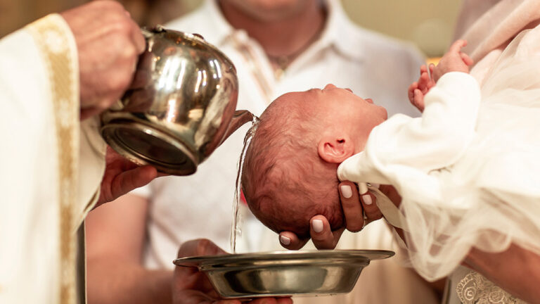 SVAKA ČAST! Četrnaestero djece spašeno od pobačaja nedavno je kršteno