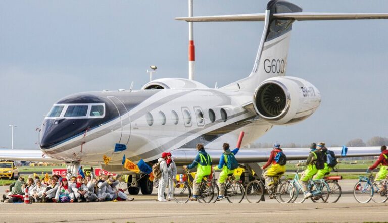 EKO-TERORIZAM: Klimatski cirkusanti lancima se vezali za zrakoplove