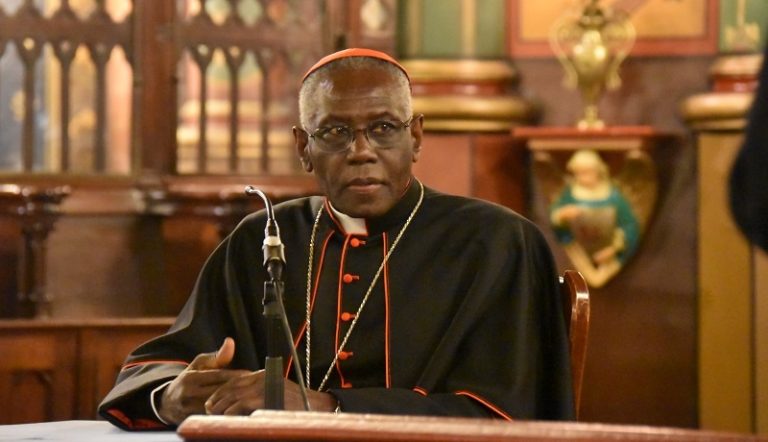 Kardinal Sarah tvrdi da je vjerska sloboda ugrožena na Zapadu