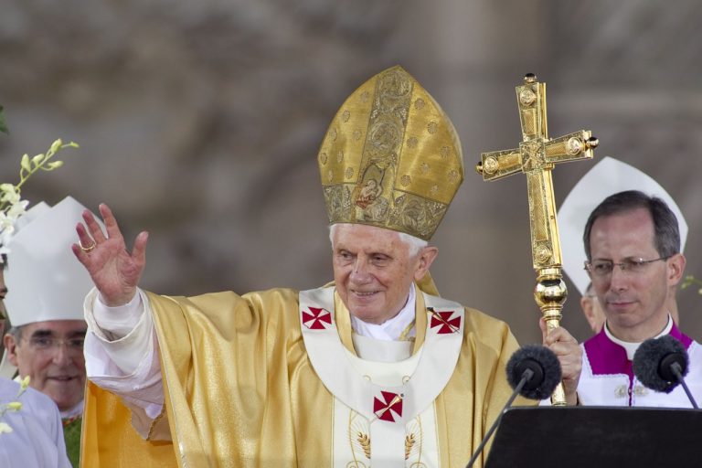 Preminuo je Benedikt XVI.
