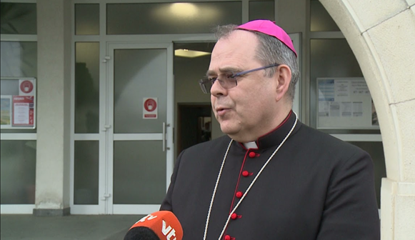 Biskup Radoš demantirao tvrdnje da je protiv molitve krunice na Trgu