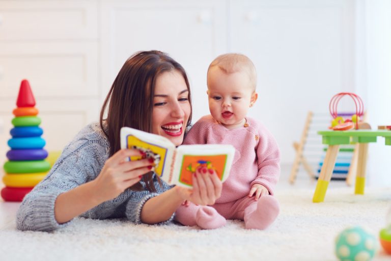 Čitanje dojenčadi poboljšava njihov razvoj
