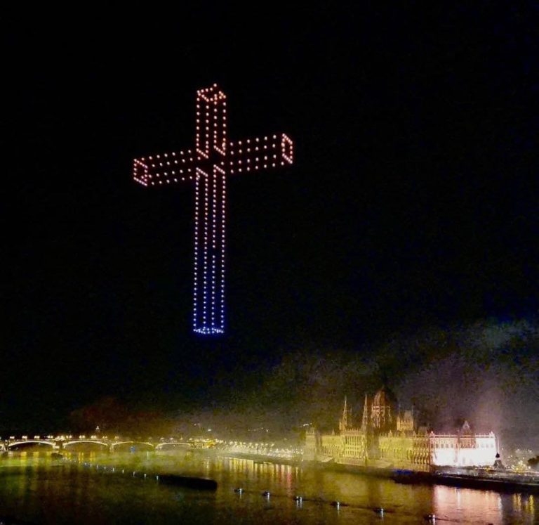 Velika vjerska proslava u Mađarskoj: Dronovima na nebu oblikovali križ
