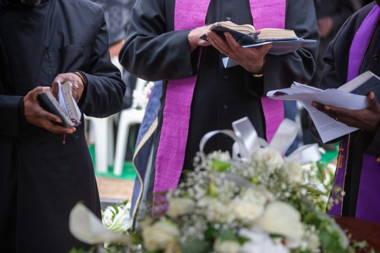 Irska: Zbog manjka svećenika sprovode će voditi laici