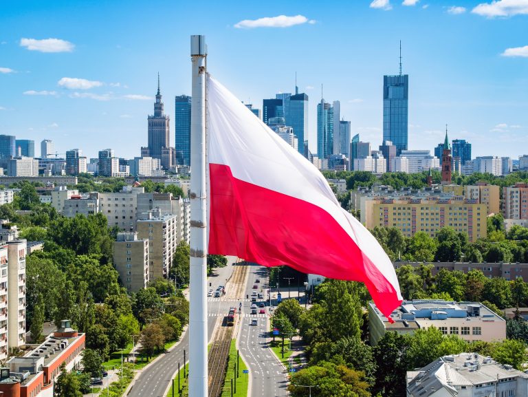 Gradonačelnik Varšave naredio uklanjanje raspela i korištenje transrodnih „zamjenica“ u gradskoj vijećnici
