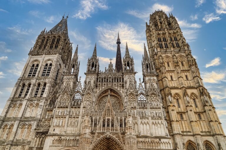 Francuska: Zapalio se toranj katedrale u Rouenu, požar je obuzdan