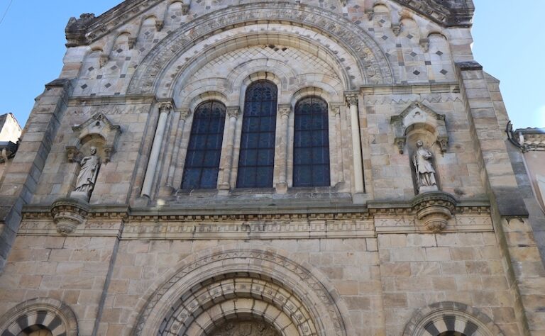 Feministička komičarka skrnavila oltar i izvikivala bogohule u povijesnoj katoličkoj crkvi u Francuskoj