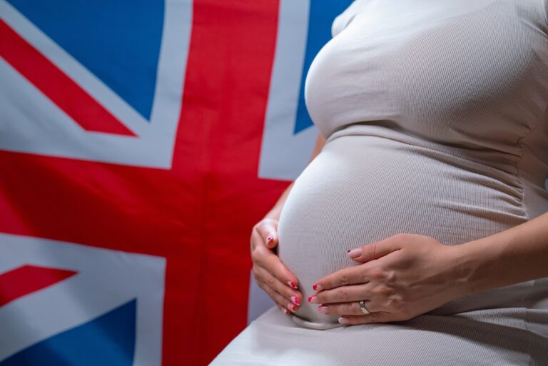Velika Britanija: Zašto postavljati prepreke parovima koji žele imati djecu?