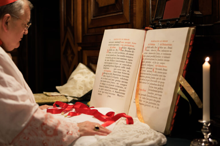 Kardinal Burke služio tradicionalnu svetu misu u bazilici svetoga Petra