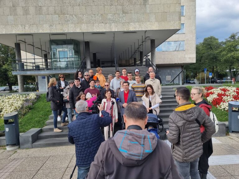 10 000 roditelja gradonačelniku: Omogućite odabir programa