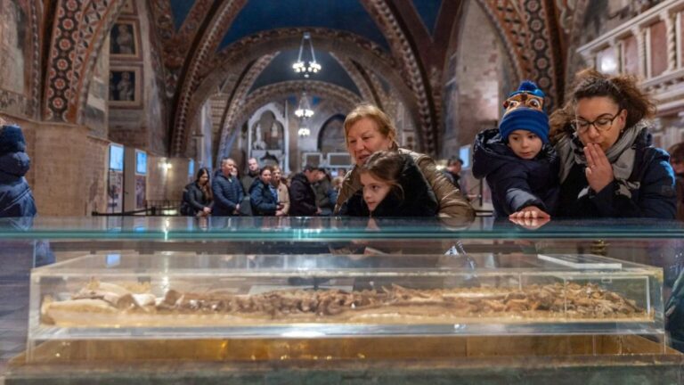 Tisuće hodočasnika mole pred relikvijama sv. Franje Asiškog na početku povijesnog javnog izlaganja