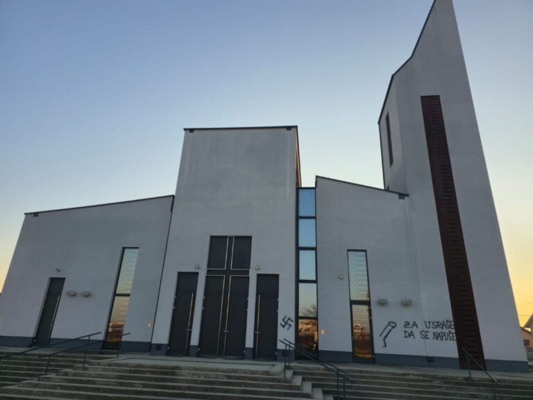 Sramotni grafiti na crkvi u Velikoj Mlaki: ispisane uvrjede i nacrtana svastika