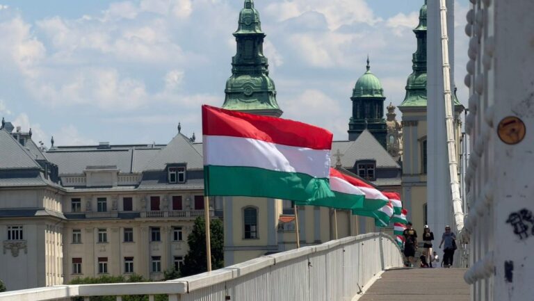 Rat zastavama u Budimpešti: zastave duginih boja zamijenjene mađarskim trobojnicama