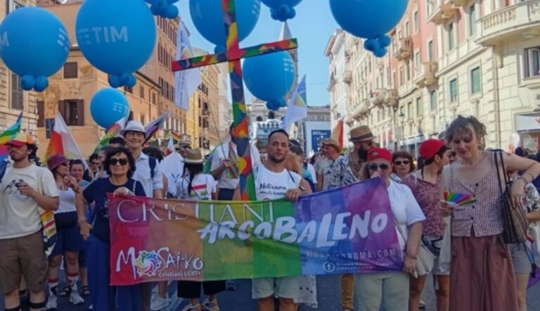Skupina koja se predstavlja kao tzv. LGBT katolici na povorci u Rimu nosila križ u duginim bojama